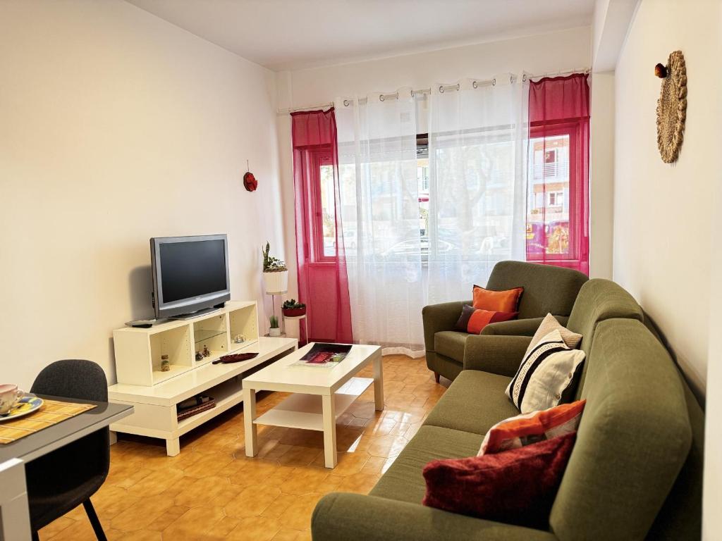 Μια τηλεόραση ή/και κέντρο ψυχαγωγίας στο 3 Room Apartment S Jõao Caparica