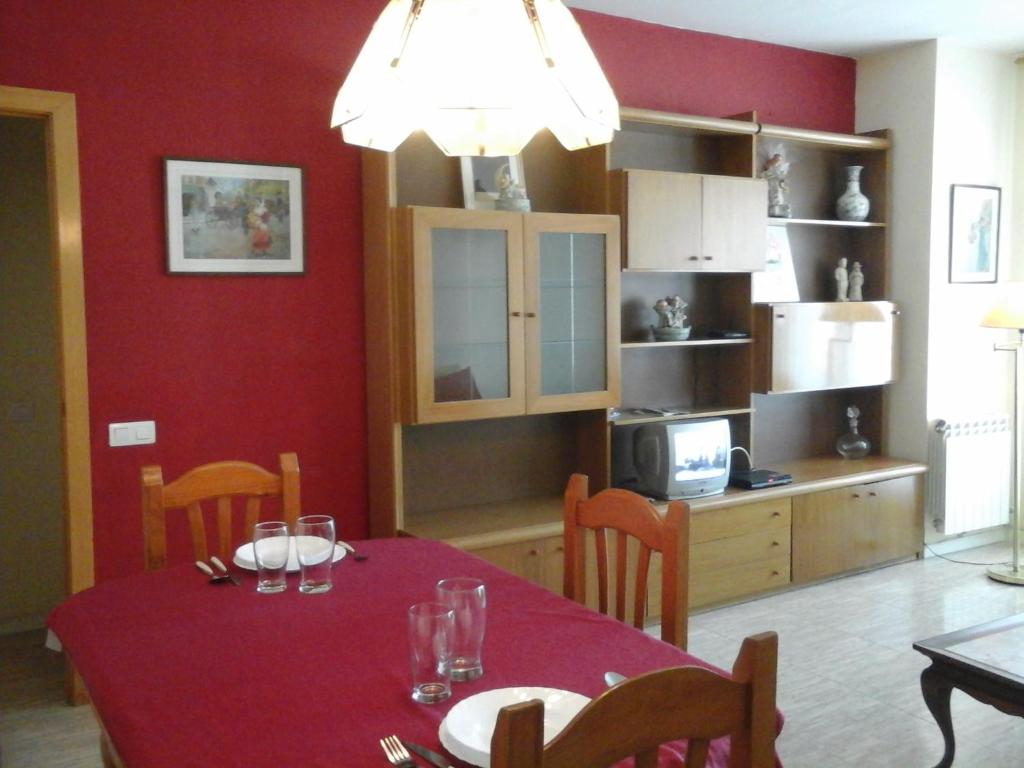 een eetkamer met een tafel en een keuken bij Apartament Fira in Hospitalet de Llobregat