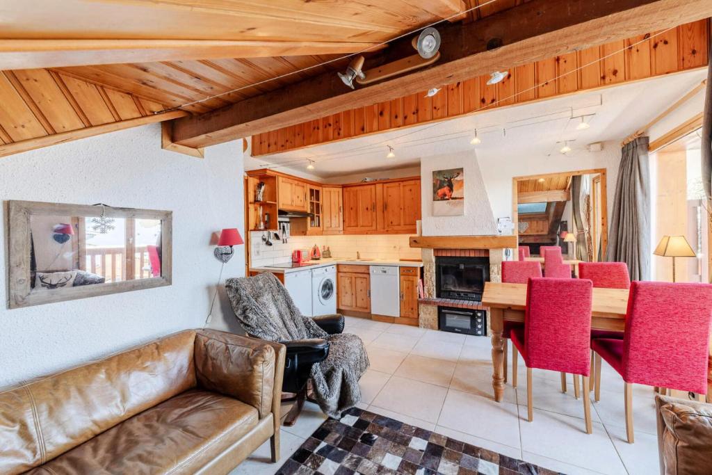 une cuisine et une salle à manger avec un canapé et une table dans l'établissement Résidence La Vizelle - Appartement 4 pièces cabine 6 personnes situé à Meribel altitude 1600 proche des pistes et des commerces MAE-8961, à Les Allues