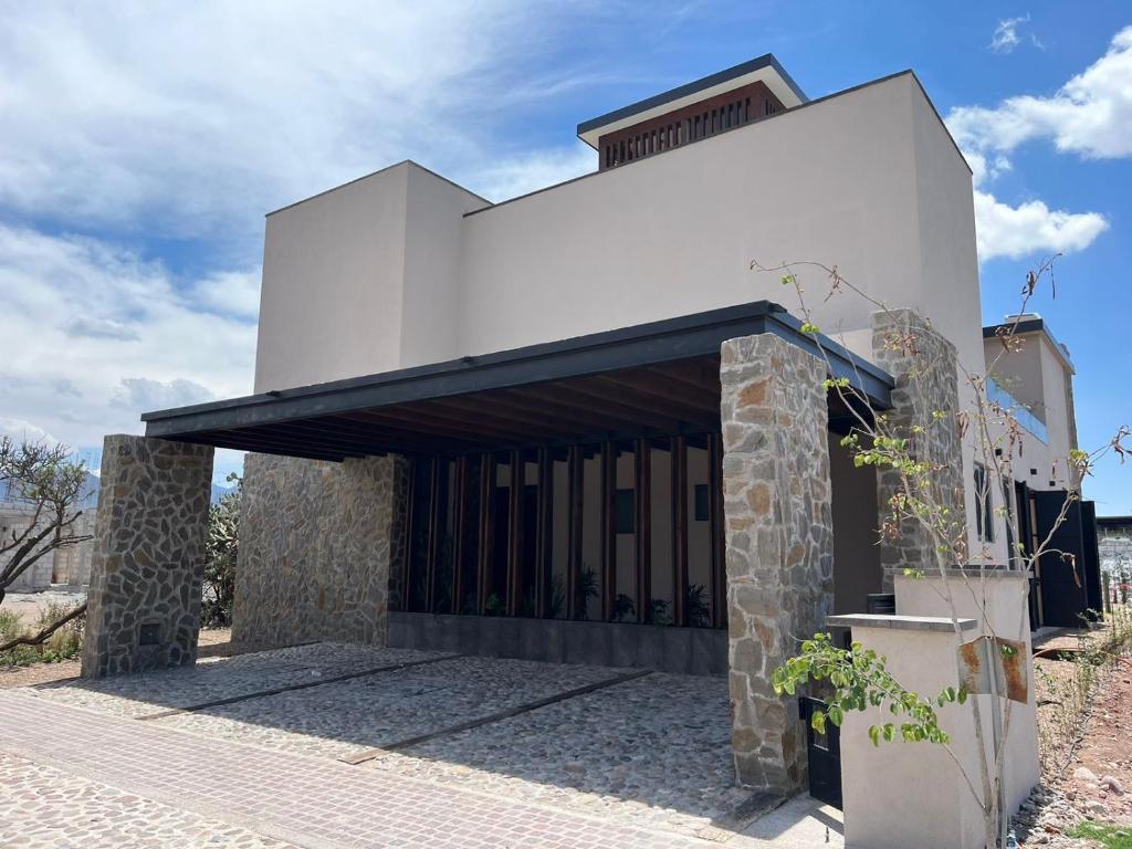 Το κτήριο όπου στεγάζεται  η βίλα