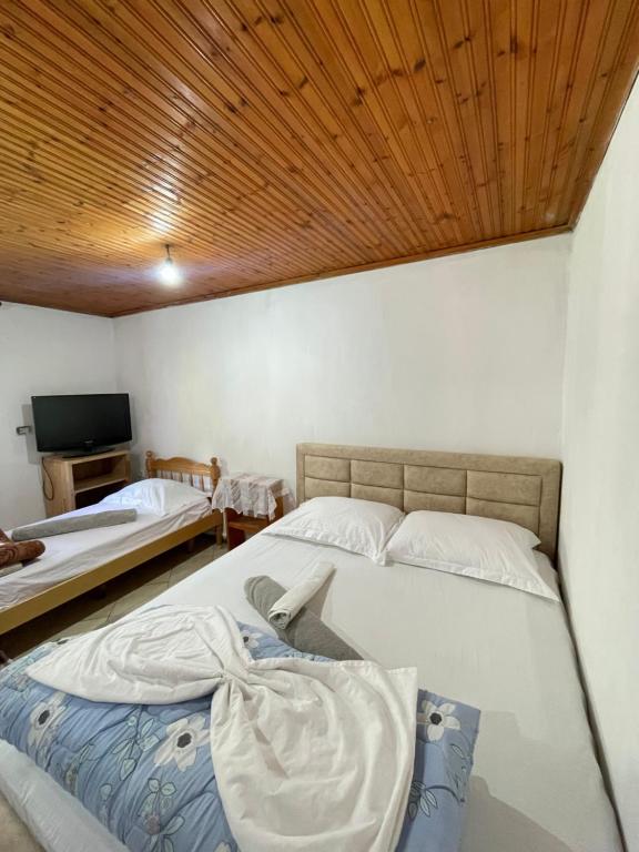 Postel nebo postele na pokoji v ubytování Bujtina Lokthi