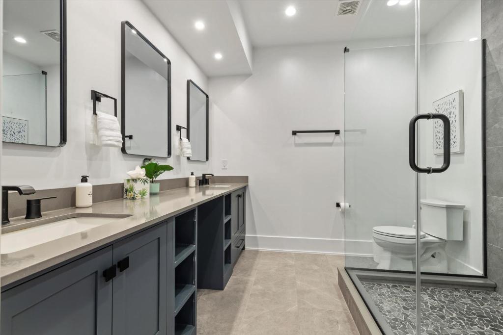 a bathroom with two sinks and a shower with a toilet at Central DC 5-BR Townhome - Walk to METRO-rail in Washington, D.C.