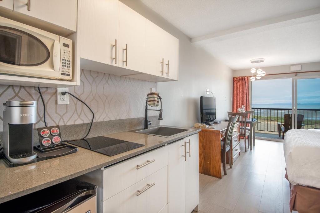 Kuchyň nebo kuchyňský kout v ubytování Sea Edge Motel