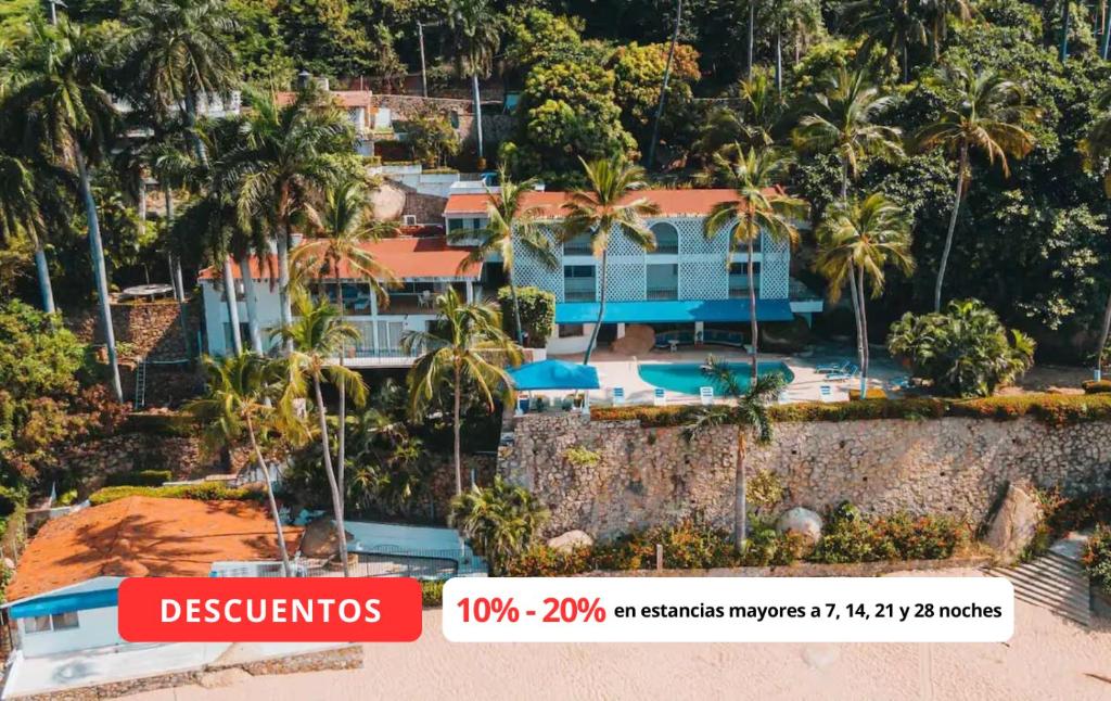 アカプルコにあるMaravillosa casa con 7 habitaciones, acceso directo a playa pichilingue, bahía de puerto marqués, zona diamante Acapulcoのヤシの木が植わるリゾートの空中ビュー