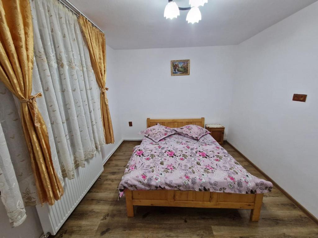 Postel nebo postele na pokoji v ubytování Cabana Poiana Dealul Frumos
