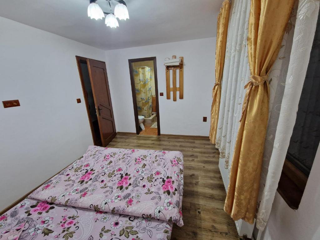 Postel nebo postele na pokoji v ubytování Cabana Poiana Dealul Frumos