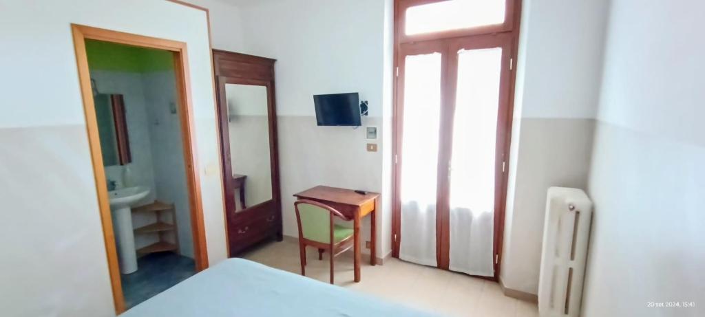 Televízia a/alebo spoločenská miestnosť v ubytovaní Albergo Avalon