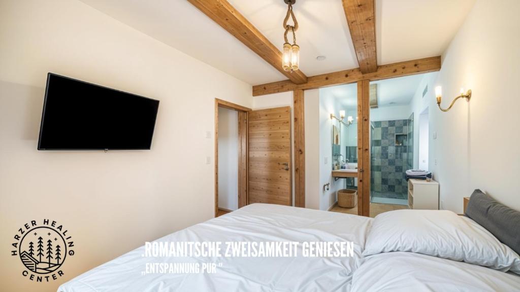 Postel nebo postele na pokoji v ubytování HARZER HEALING CENTER 2024 Romantische Landhauswohnung mit Fussbodenheizung,XXL Kochinsel,XXL Regenduschen,Modern,Hochwertig,Persönlich,Vollausgestattet