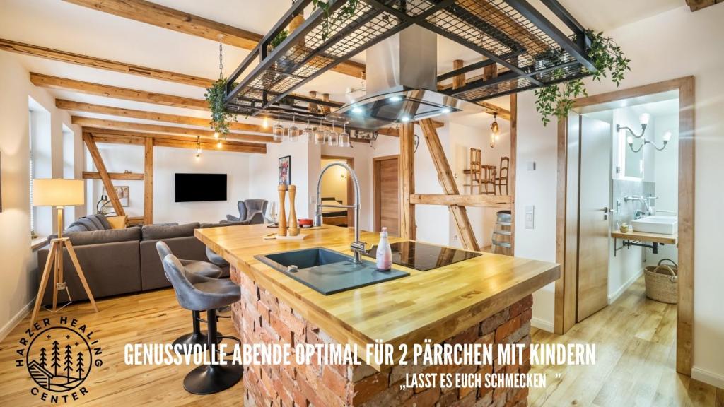 TV a/nebo společenská místnost v ubytování HARZER HEALING CENTER 2024 Romantische Landhauswohnung mit Fussbodenheizung,XXL Kochinsel,XXL Regenduschen,Modern,Hochwertig,Persönlich,Vollausgestattet