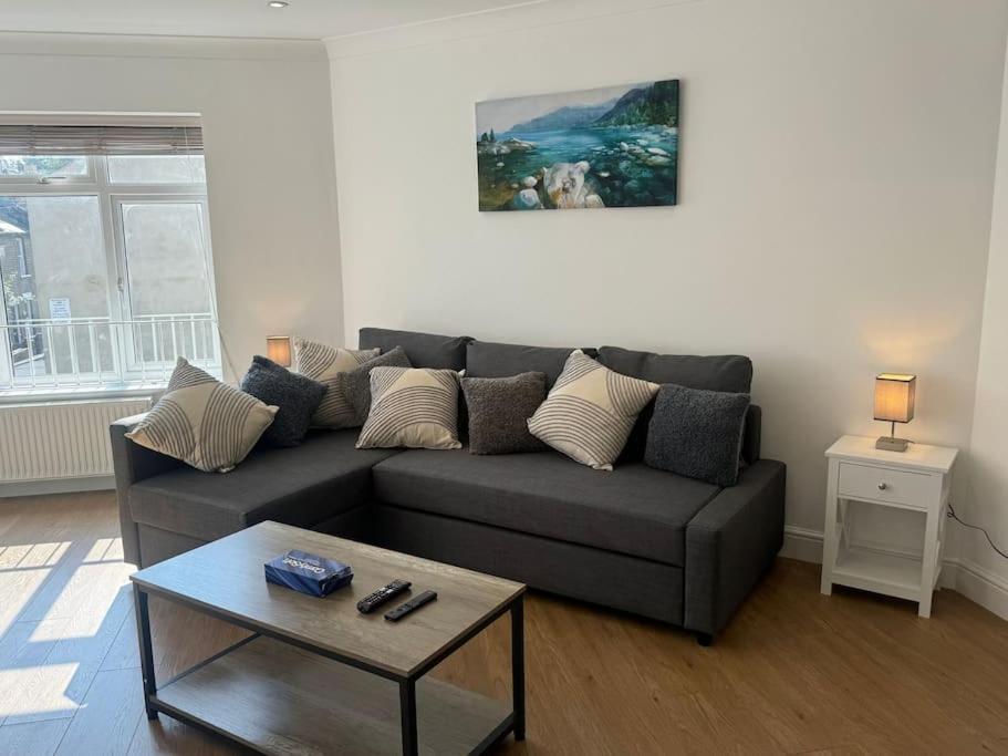 Una sala de estar con un sofá y una mesa de café. en 2 bedroom, Parking, Hounslow St, en Londres
