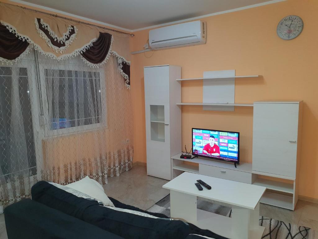 a living room with a couch and a tv at Beautifull apartmen s3 at nice place in Pančevo