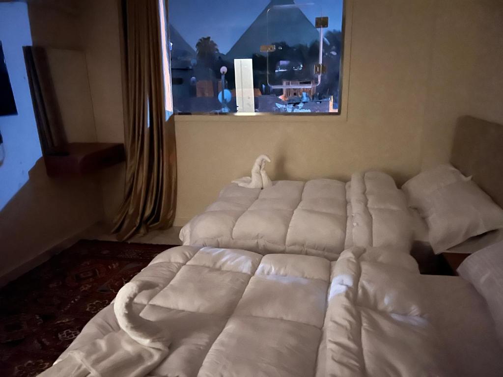 Postel nebo postele na pokoji v ubytování Imperial Pyramids View Inn