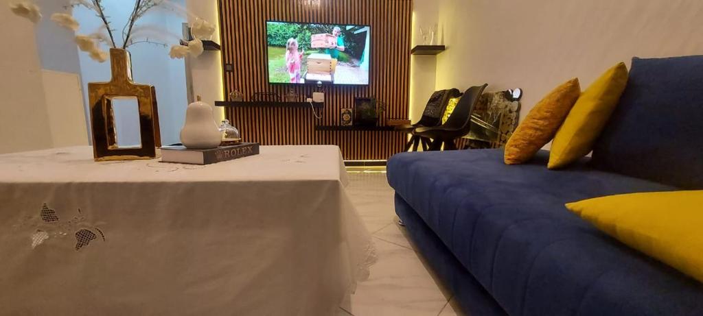 a living room with a blue couch and a table at Appartement meublé in Ville Nouvelle
