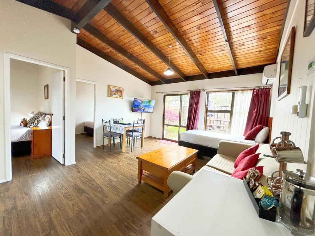 TV a/nebo společenská místnost v ubytování Grange Motel