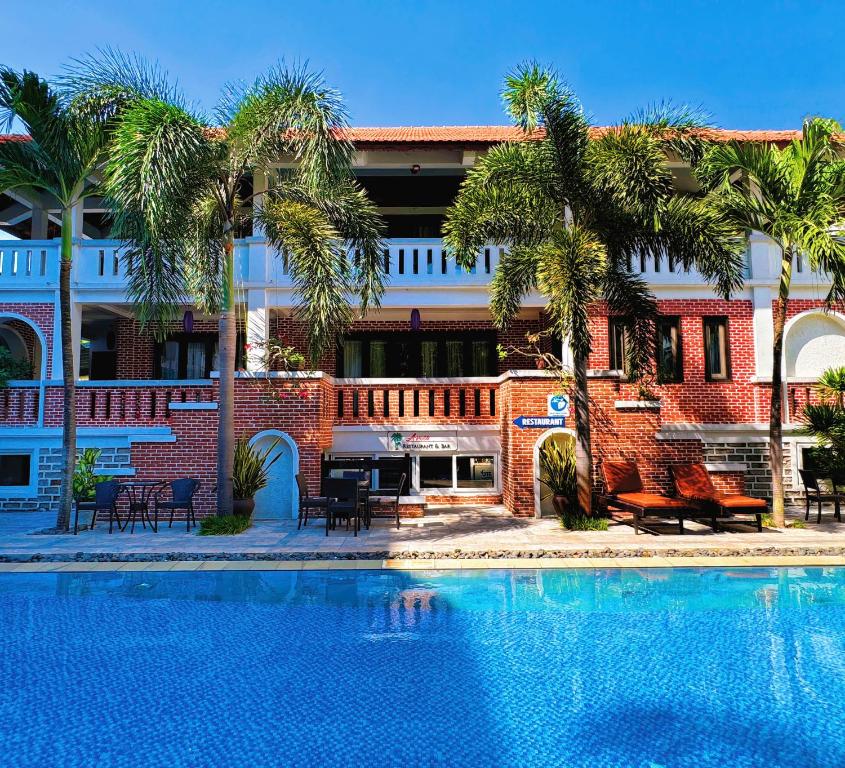 TTC Hotel Hội An mang nét kiến trúc Á Đông gần gũi, nổi bật với mái ngói, khu vườn xanh và hồ bơi nằm giữa khuôn viên nghỉ dưỡng yên tĩnh.