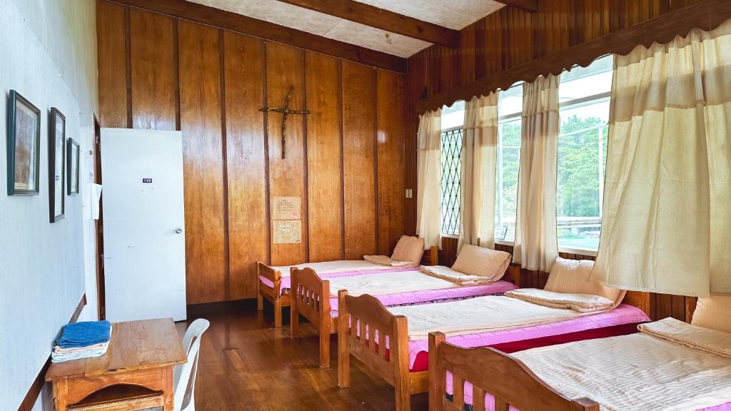 Postel nebo postele na pokoji v ubytování Baguio BELL Staycation