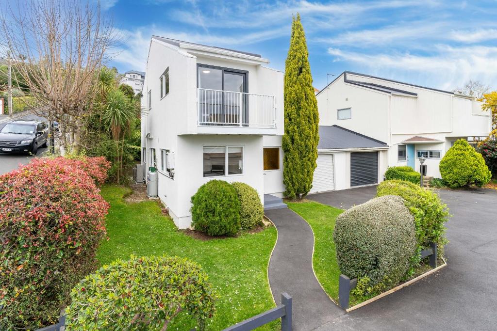 Κήπος έξω από το Contemporary Duplex in Roslyn