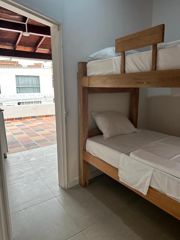 Postel nebo postele na pokoji v ubytování Hostal CasaBlanca, Laureles Estadio