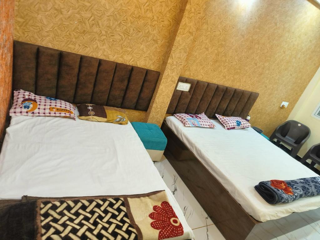 Postel nebo postele na pokoji v ubytování Kumkum guest house