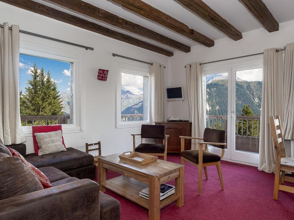 un salon avec un canapé et une table dans l'établissement Duplex cosy à Courchevel 1850, 6-8 pers, proche pistes - FR-1-631-218, à Courchevel