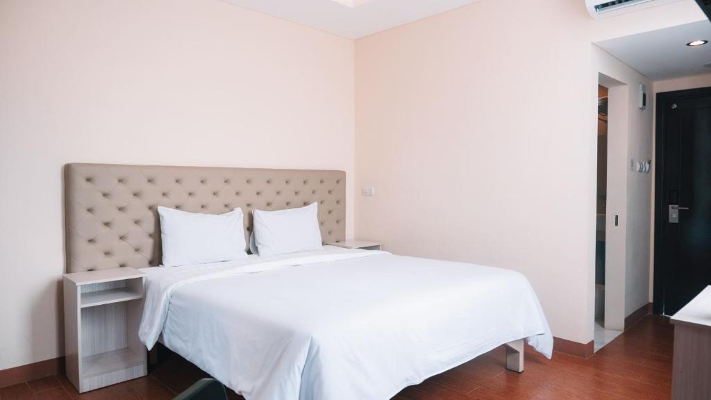 Postel nebo postele na pokoji v ubytování Tebu Hotel Bandung