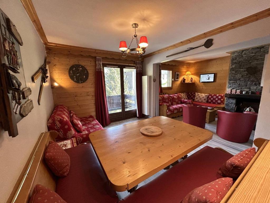 un salon avec une table et des chaises en bois dans l'établissement Charmant Appartement Méribel - 2 Pièces, Cabine, Balcon Sud, Casier à Skis - FR-1-355-266, à Les Allues