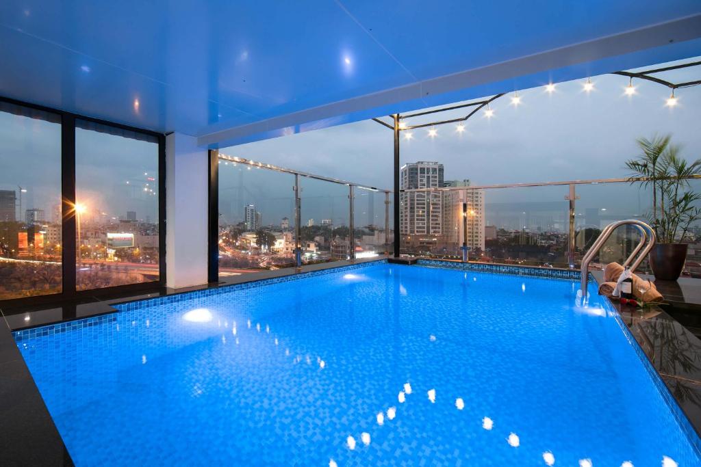 Bazén v ubytování Bradi Gate- 22Land Residence Hotel nebo v jeho okolí