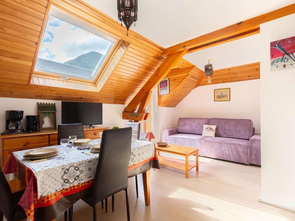 - un salon avec une table et un canapé violet dans l'établissement Appartement cosy pour 4 à Saint Lary village, proche pistes - FR-1-296-503, à Saint-Lary-Soulan