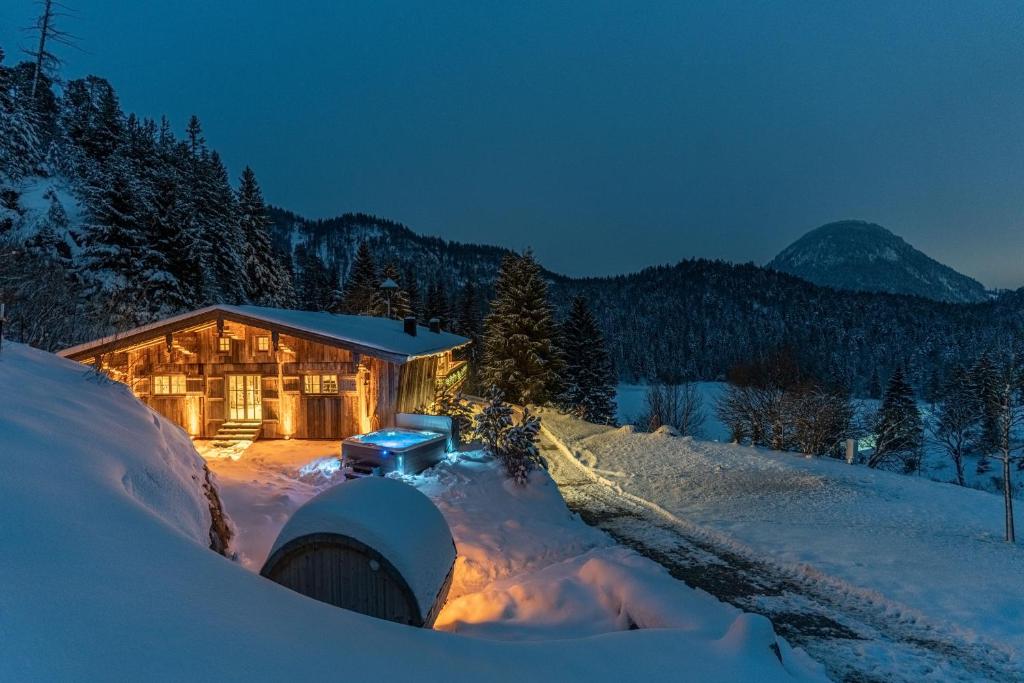 Luxury old wood mountain chalet in a sunny secluded location with gym, sauna & whirlpool - Deluxe Villa