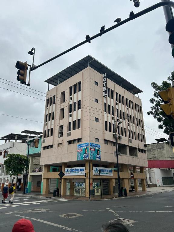 a building on the corner of a street with a traffic light at Scotland Hotel in Guayaquil