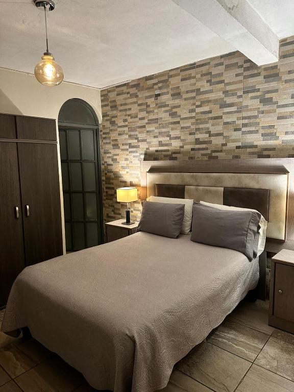 Postel nebo postele na pokoji v ubytování Hotel Las Alamedas Guanajuato