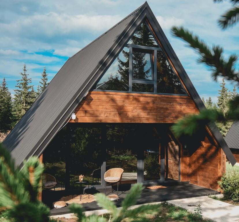 une cabane à ossature bois avec un toit en mansarde dans l'établissement Mountain homes Durmitor 3, à Žabljak