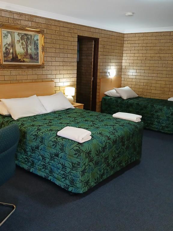 贡迪温迪麦金太尔汽车旅馆的酒店房间里有一张大床，床上放着毛巾