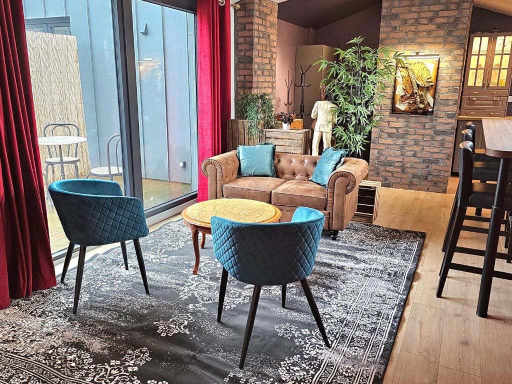 un salon avec un canapé, des chaises et une table dans l'établissement Stylish 53m2 Suite in Paris - Terrace, Balcony, Free Parking & 5mn from Metro, à Ivry-sur-Seine