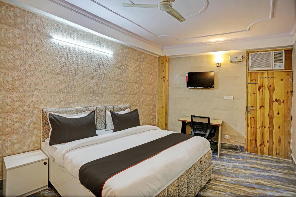 Postel nebo postele na pokoji v ubytování Super Umen Hotel Nearest Sector 66 Noida
