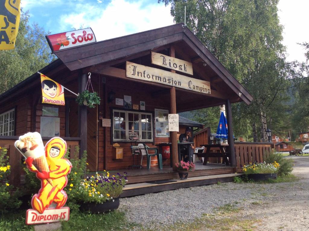 un pequeño edificio de madera con un restaurante en Furuly Camping, en Nordberg