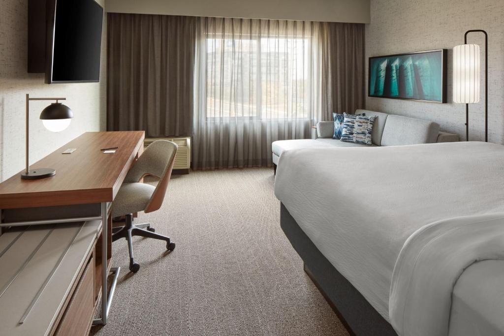 Postel nebo postele na pokoji v ubytování Courtyard by Marriott Mississauga-Airport Corporate Centre West