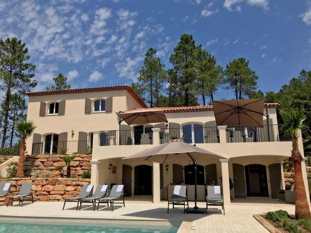 une villa avec piscine devant une maison dans l'établissement Holiday Home in Le Plan-de-la-Tour with Pool, au Muy