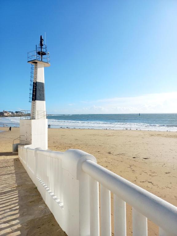 a black and white lighthouse on the beach at charmante studette a quiberon plage in Quiberon