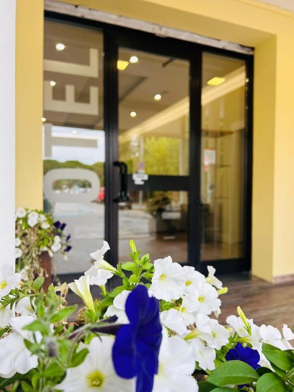 a bunch of white and blue flowers in front of a door at MH Hotel Benaco in Peschiera del Garda