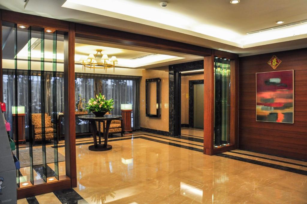 a lobby with a table in the middle of a building at Jingan Classic Inn in Zhonghe