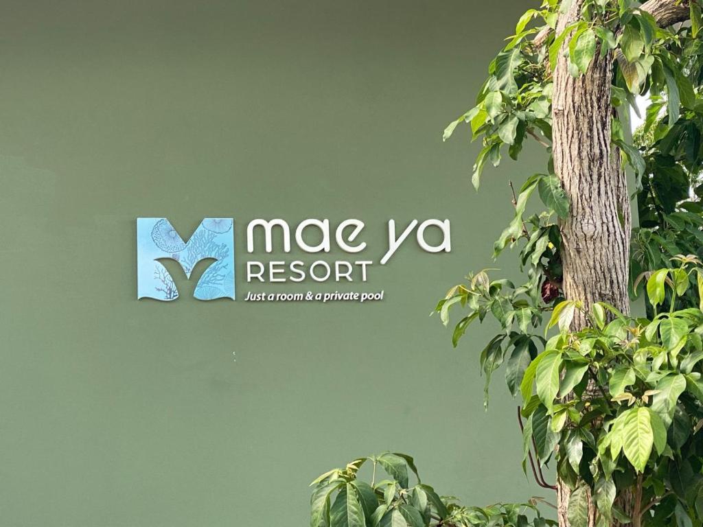 a sign for mac va resort on a green wall at Mae Ya Resort in Ko Tao