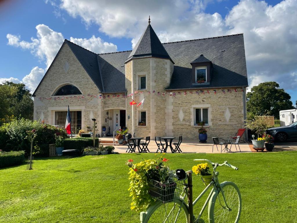 a bike parked in front of a house at Mon TAJ MAHAL in Guéron