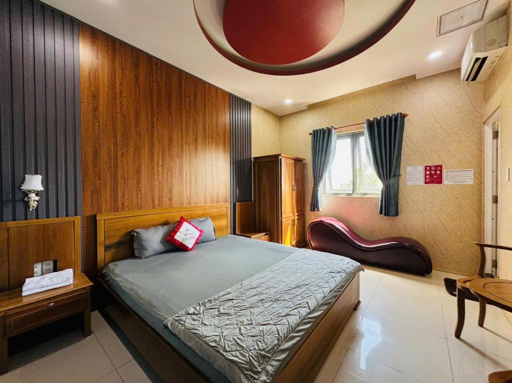 une chambre avec un grand lit dans une pièce dans l'établissement GIA BẢO TÂY ĐÔ 3 Hotel, à Ấp Bình Thương