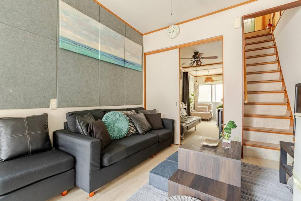 Uma área de estar em Momodani 72 two-story detached house