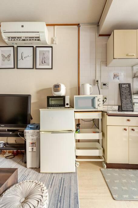 A cozinha ou cozinha compacta de Momodani 72 two-story detached house