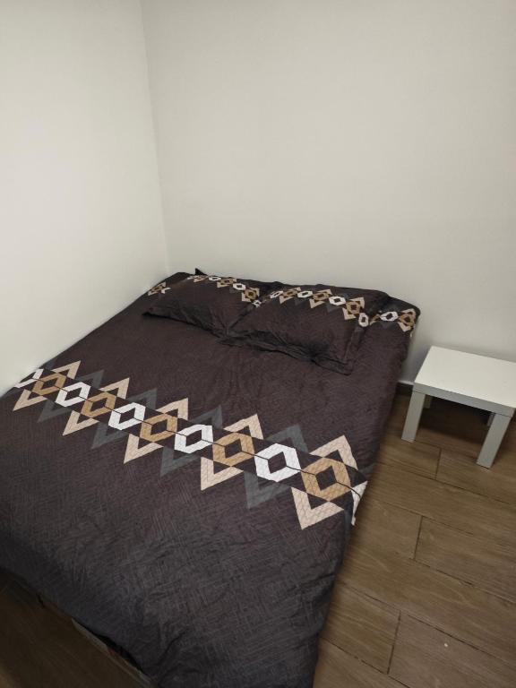 un lit avec un tas de flèches dessus dans l'établissement Le Jarry à Gare de l'Est, à Paris