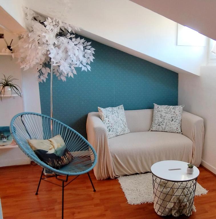 un salon avec un canapé et une chaise dans l'établissement La casa del cielo, à Toulouse