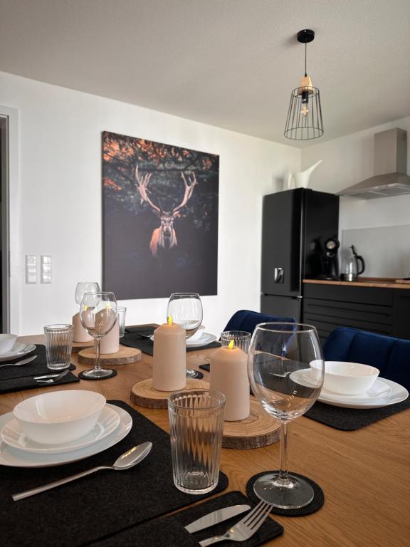 Η κουζίνα ή μικρή κουζίνα στο AMAO Indigo - Rollstuhlgerechte Suite - 62 qm - Balkon & Tiefgarage - Aufzug - Nähe Messe - bis 10 Pers 2Whg