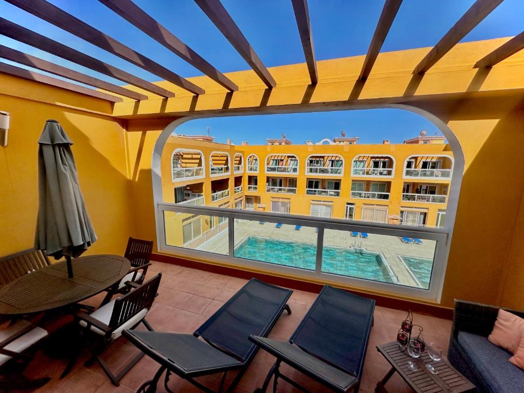 balkon ze stołem i krzesłami oraz budynek w obiekcie Aguarii Cotillo w mieście Cotillo